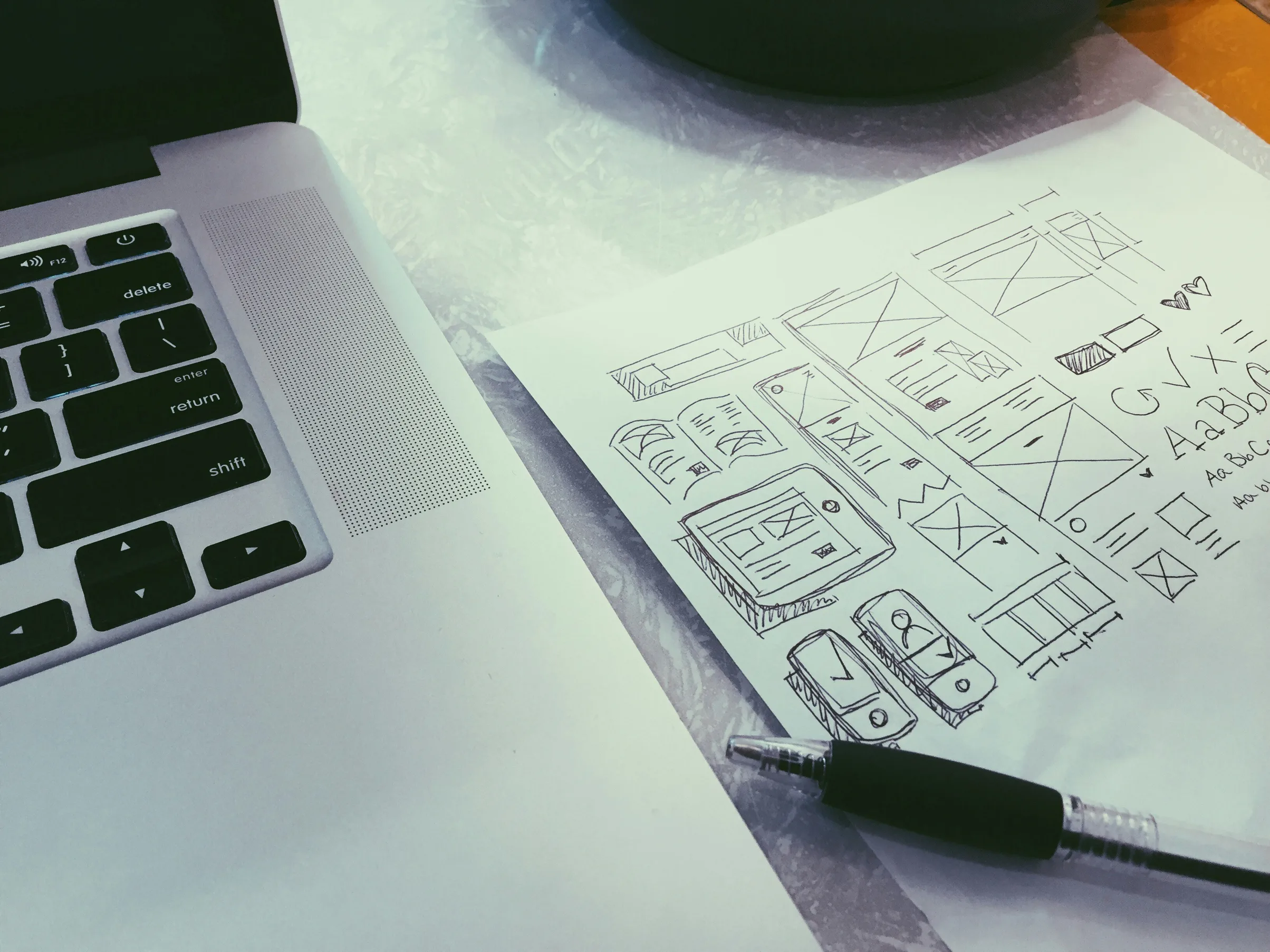 Expertos en marketing diseñando estrategias