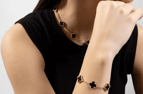 Pulsera negra puesta en modelo