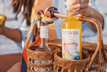 Señora con una botella de Bonavida en una cesta