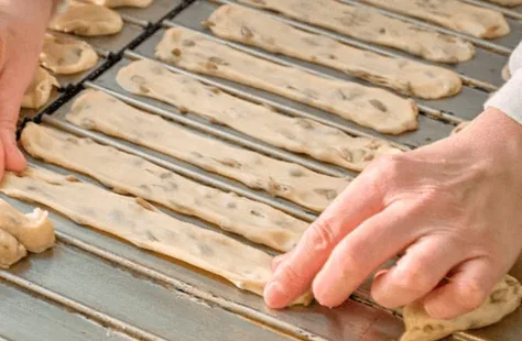 Manos estirando rosquilletas