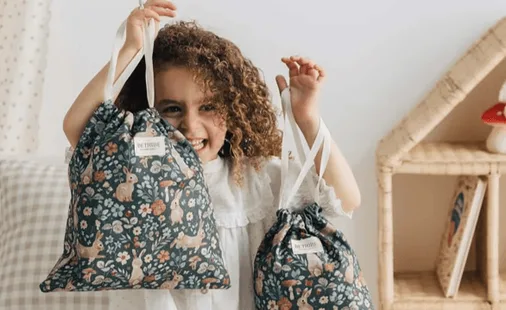 Niña sujetando una bolsa de tela de Betribe