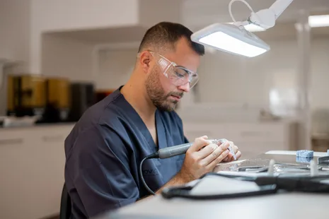 Chico trabajando en un laboratorio dental